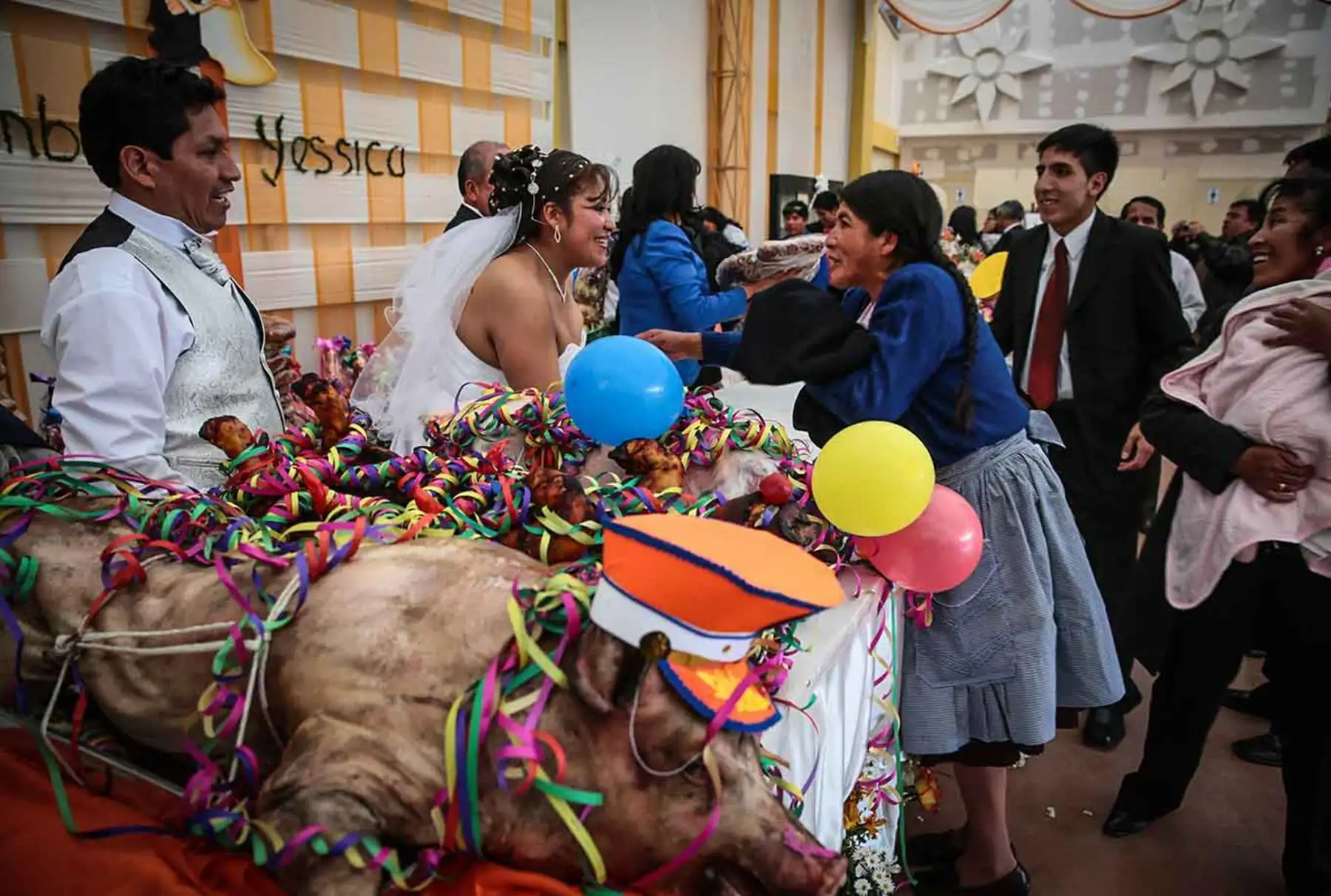 La palpa: esta fiesta, una tradición centenaria, se diferencia de otras bodas por la competencia en que se enfrascan las familias de los novios para ver cuál de ellas entrega los mejores regalos.  Foto: ANDINA/ Carlos Lezama Villantoy