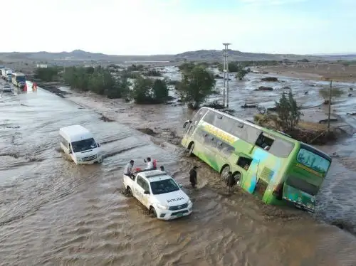 Un huaico de grandes proporciones afecta el tránsito de vehículos en el km 333 de la carretera Panamericana Sur, a la altura del distrito de Ocucaje, provincia de Ica. Foto: Genry Bautista
