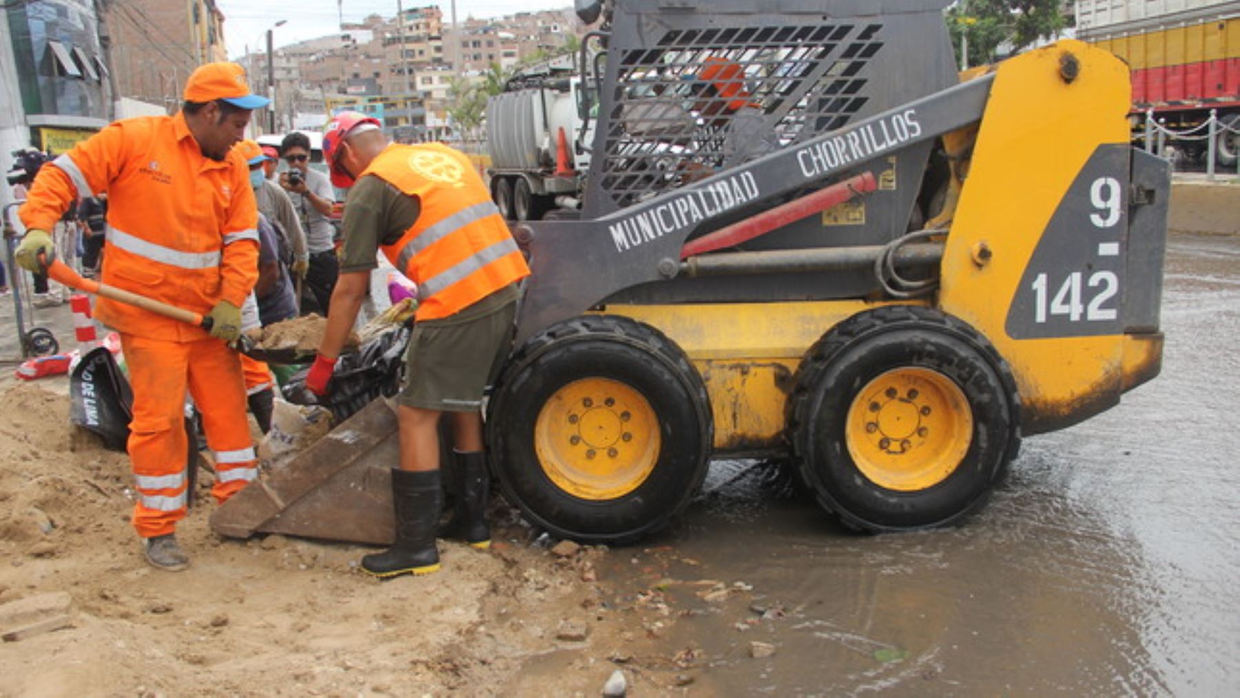 Municipalidad de Chorrillos asiste a vecinos y comerciantes tras el colapso de desagüe provocado por intensas lloviznas