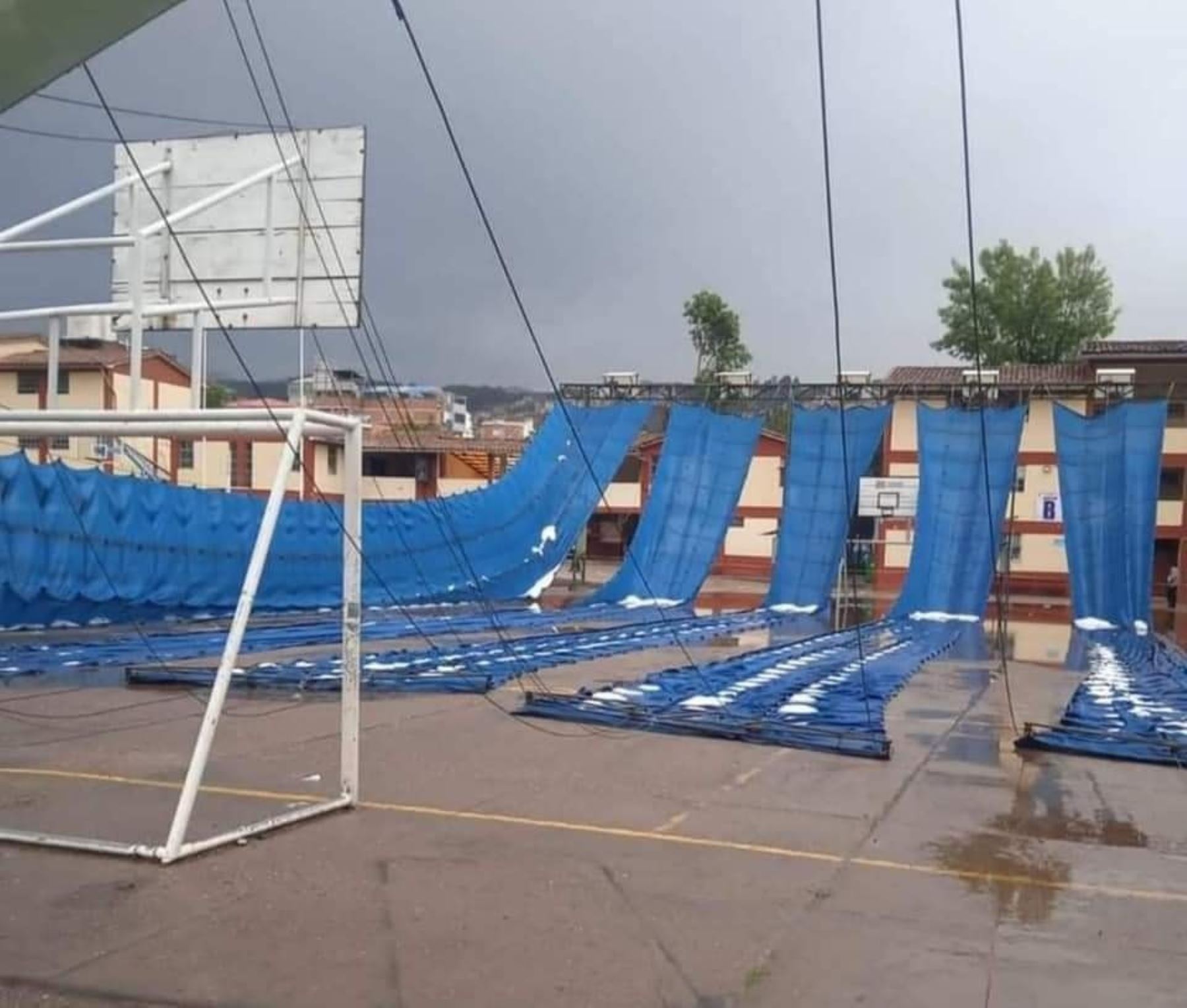 Una intensa lluvia y granizada se registró en la provincia de Cusco provocando el colapso de la estructura que soporta la malla de un colegio ubicado en el distrito de Wanchaq. ANDINA/Difusión