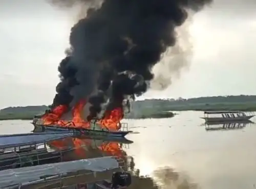 Se incendia embarcación fluvial que trasladaba material educativo en la provincia de Ucayali, región Loreto. ANDINA/Difusión