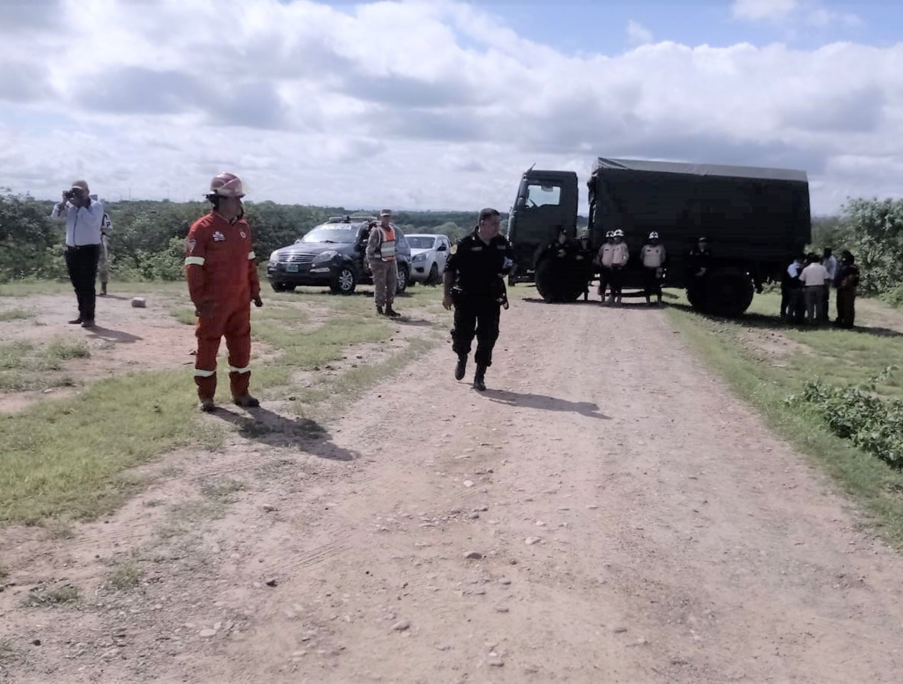 Apenas ocurrió la explosión en el polvorín del Ejército, en Tumbes, la Policía Nacional dispuso un cerco de seguridad en la zona para evitar que se registren heridos.