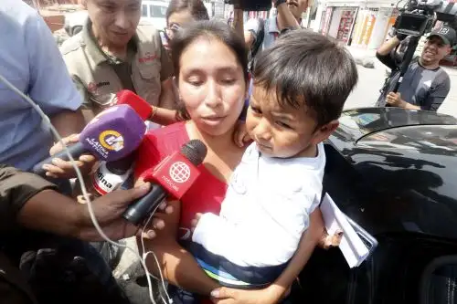 La señora Elsa Camaná lleva en brazos a su hijo Emir, de un año y diez meses, tras ser dado de alta en el hospital de San Juan de Lurigancho. Foto: ANDINA/Vidal Tarqui