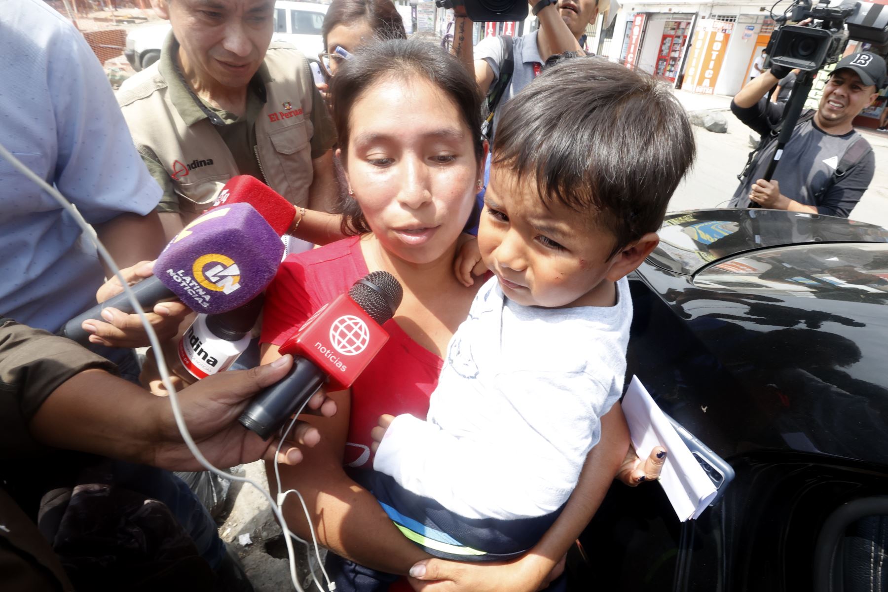 La señora Elsa Camaná lleva en brazos a su hijo Emir, de un año y diez meses, tras ser dado de alta en el hospital de San Juan de Lurigancho. Foto: ANDINA/Vidal Tarqui
