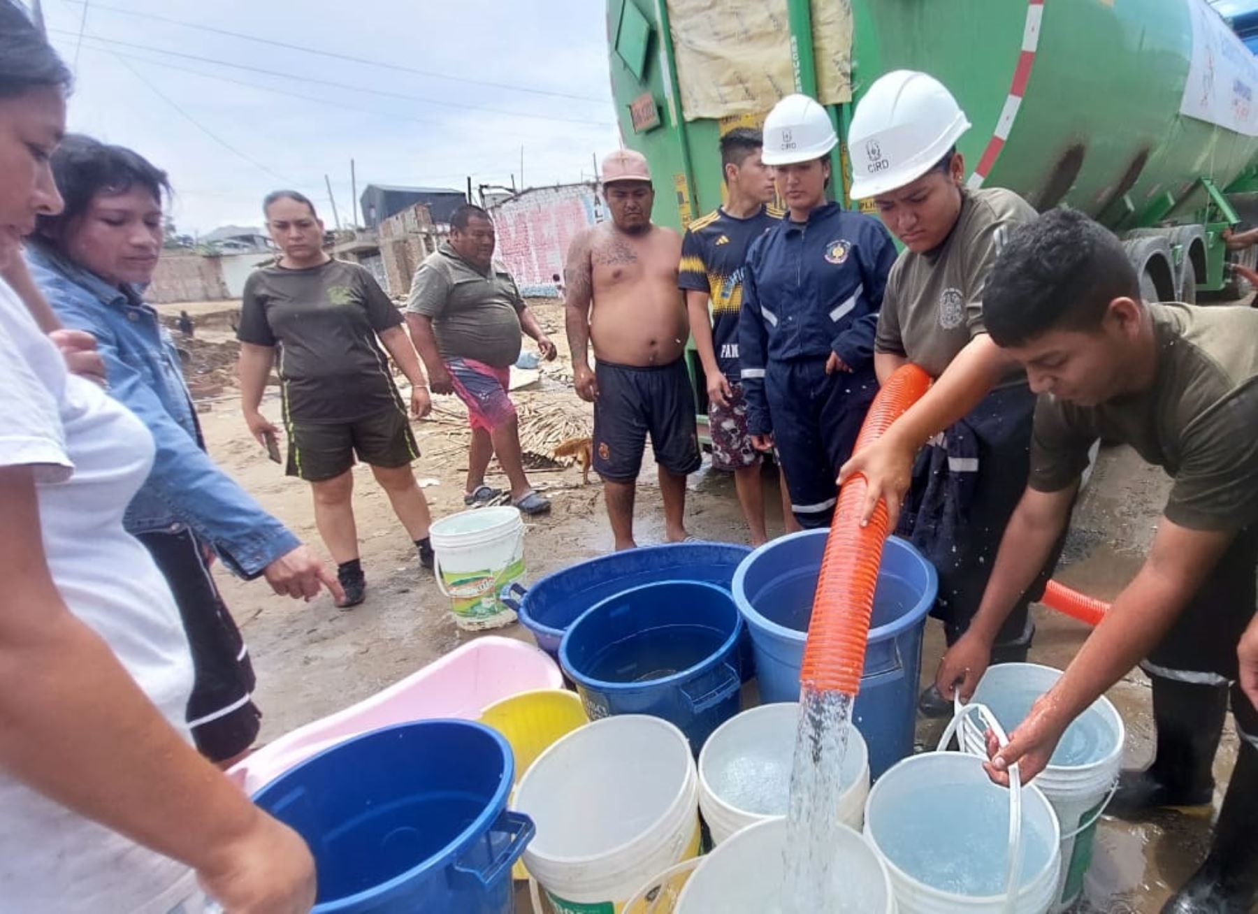 El Ejército participa en la distribución gratuita de agua potable en diversos sectores de Trujillo, mientras cuadrillas de trabajadores aceleran las obras para reparar el canal madre de Chavimochic que sufrió daños severos a causa de las lluvias intensas y huaicos registrados en la zona. Foto: Luis Puell