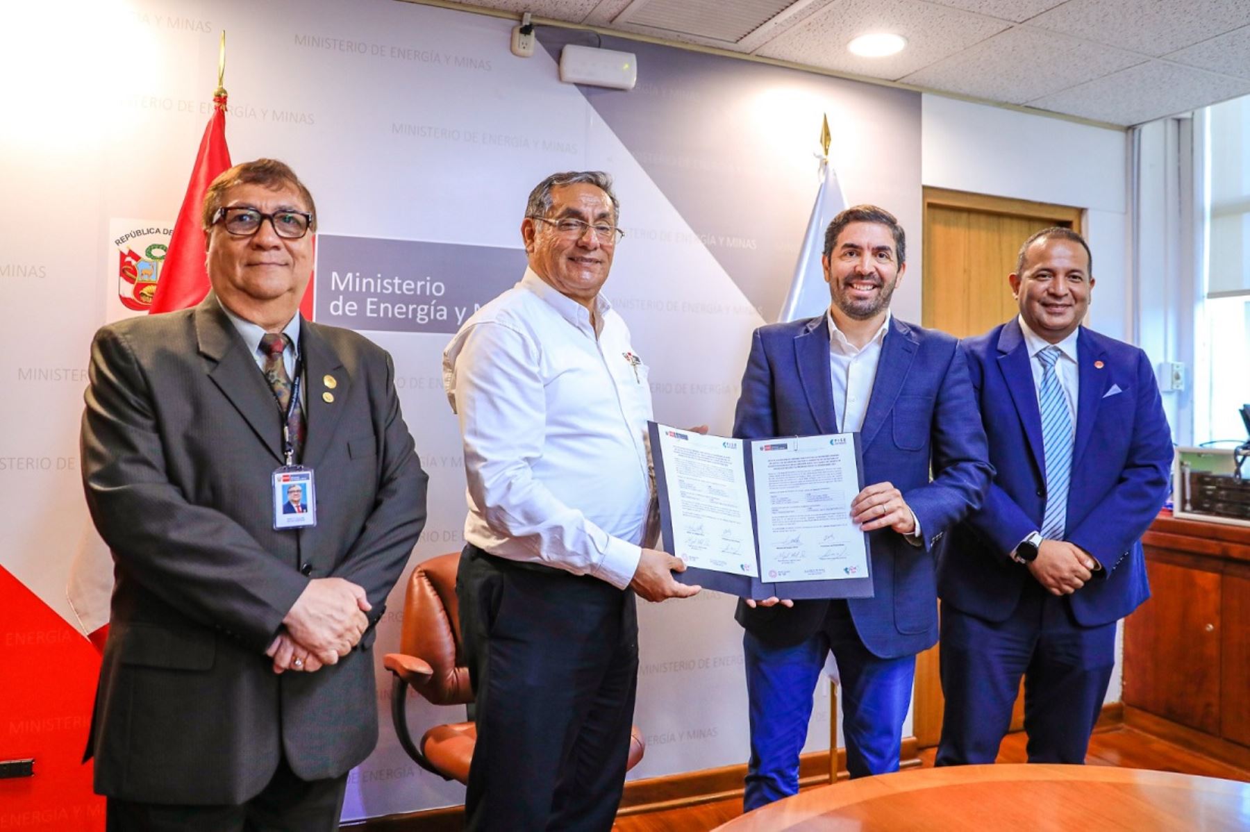 Ministro de Energía y Minas, Oscar Vera, firmó convenios con empresas privadas para construir nuevas redes de gas natural en nueve regiones del país. Foto: Cortesía.