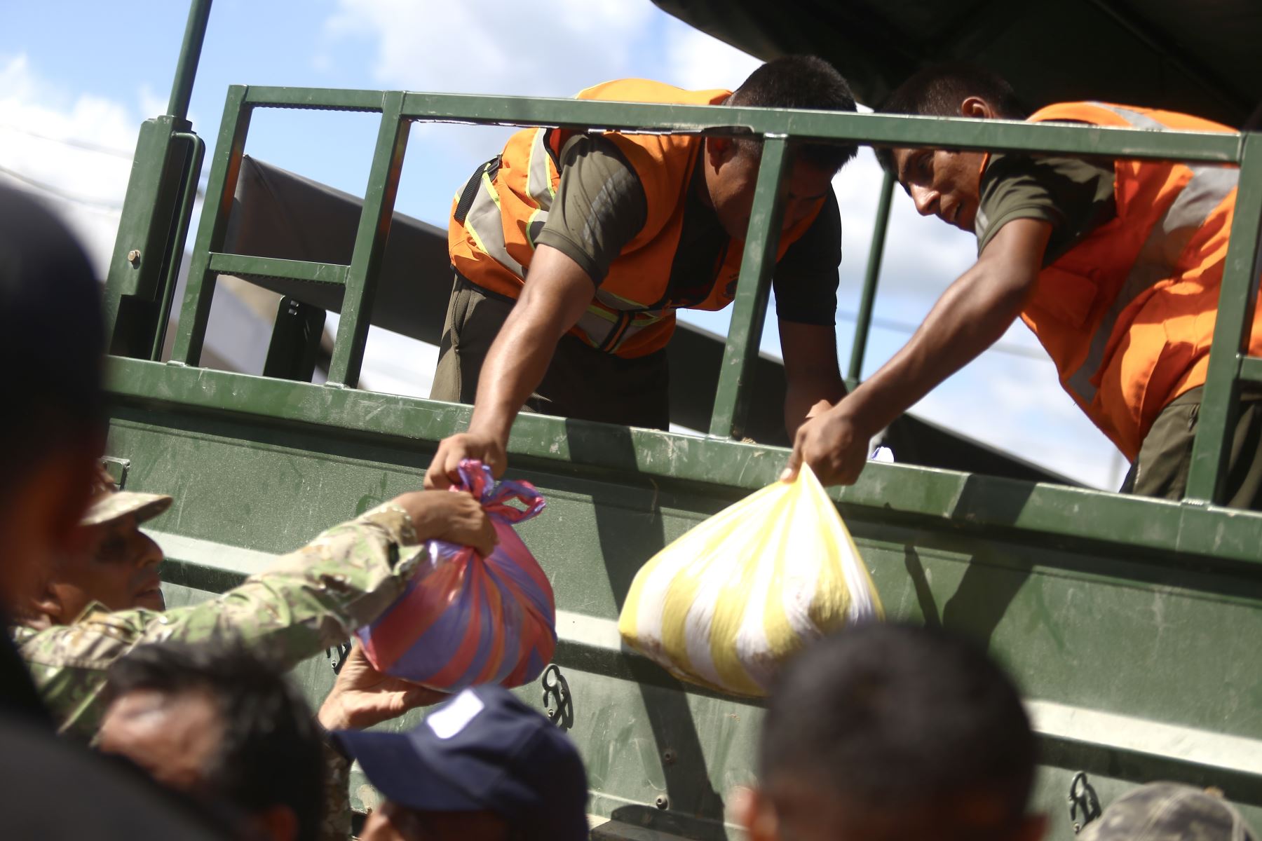 Ejército del Perú lleva ayuda humanitaria en artículos de primera necesidad a vecinos del centro poblado de Paccha distrito de Chulucanas provincia de Morropón  en Piura Foto: ANDINA/Ricardo Cuba