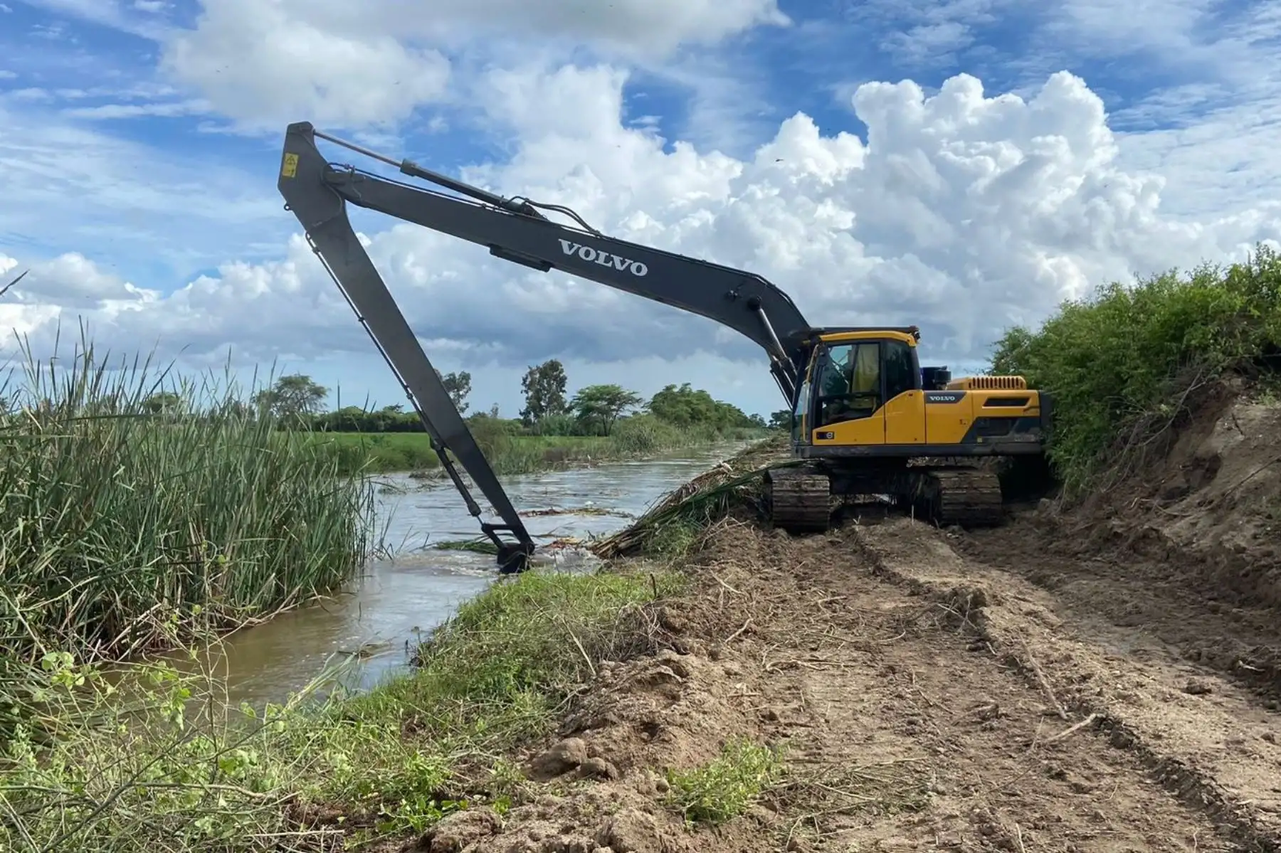 También se ejecutarán labores de limpieza y descolmatación de canales y drenes afectados en las regiones de La Libertad y Tumbes. Foto: Midagri
