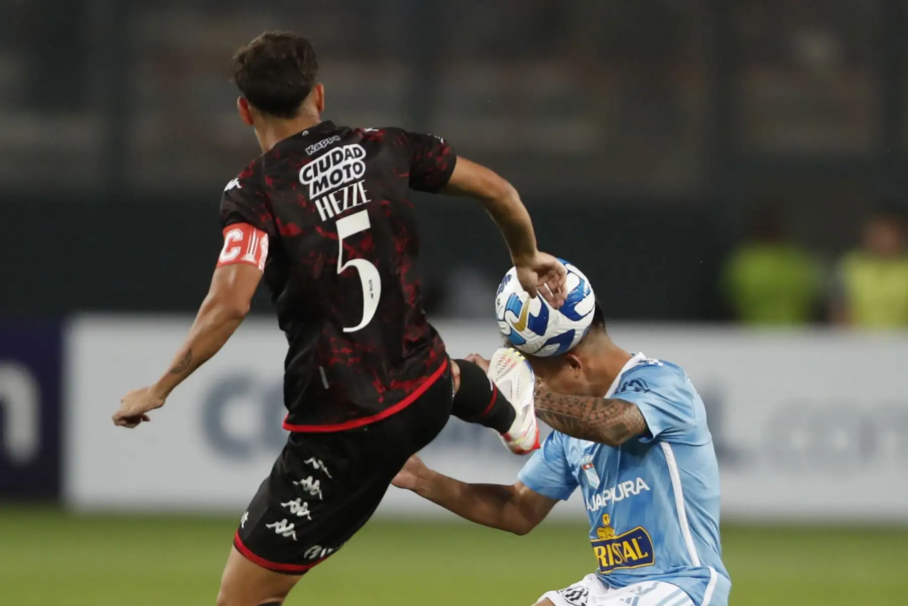 Jesús Pretell de Sporting disputa un balón con Santiago Hezze de Huracán, durante un partido de la Copa Libertadores entre Sporting Cristal y Huracán en el estadio Nacional en Lima, Foto: EFE