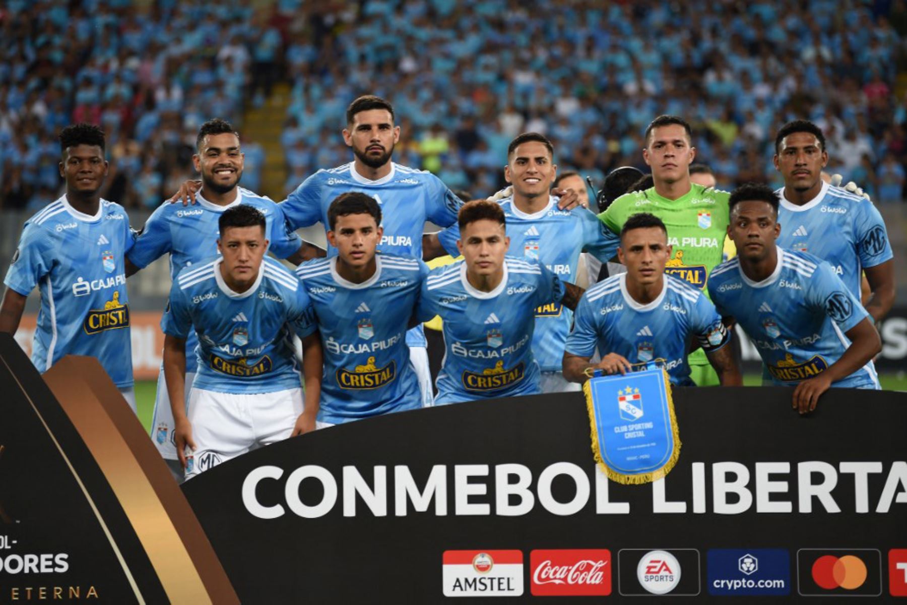 Los jugadores del Sporting Cristal de Perú posan para fotografías antes del inicio del partido de vuelta de la tercera ronda de la Copa Libertadores contra el Huracán de Argentina en el Estadio Nacional de Lima, Foto: AFP