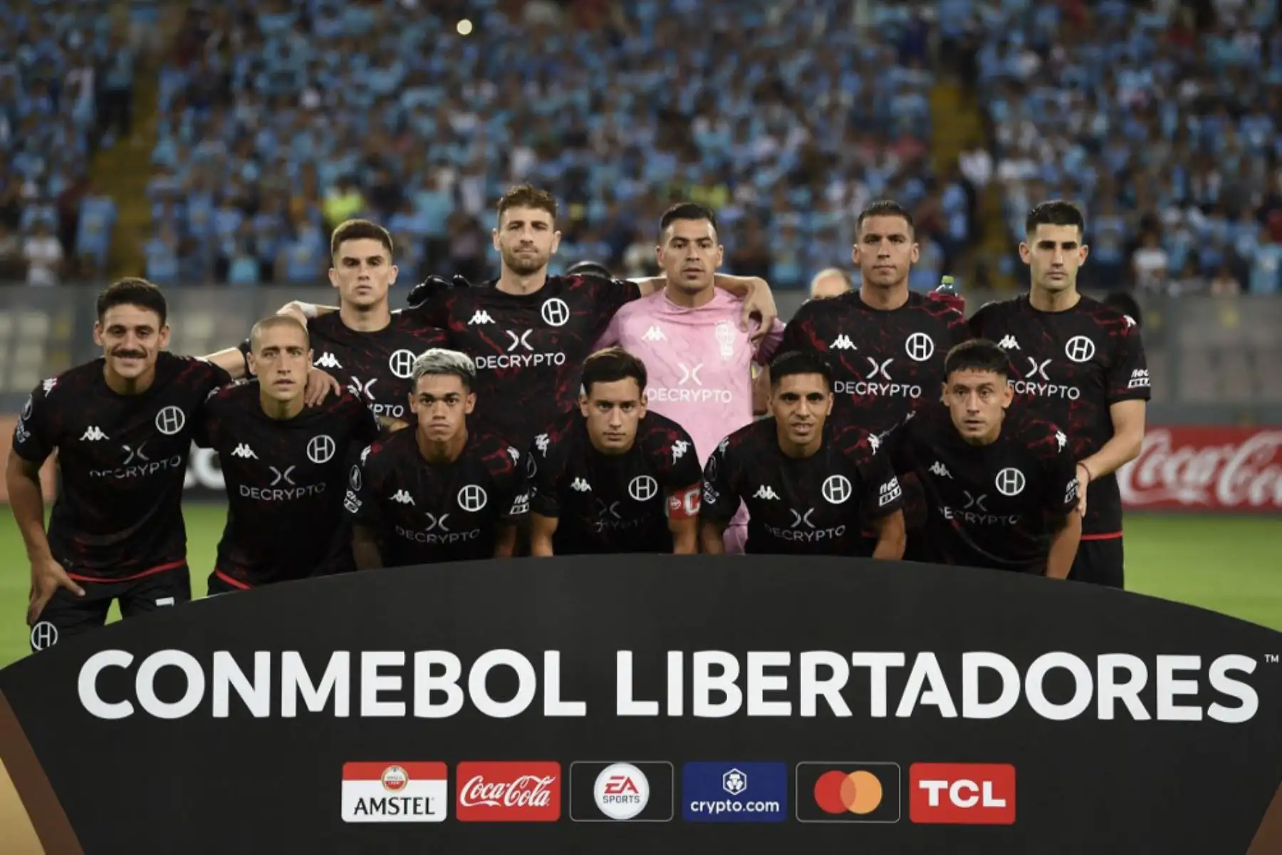 Los jugadores del Huracán de Argentina posan para fotografías antes del inicio del partido de vuelta de la tercera ronda de la Copa Libertadores contra el Sporting Cristal de Perú en el Estadio Nacional. Foto: AFP