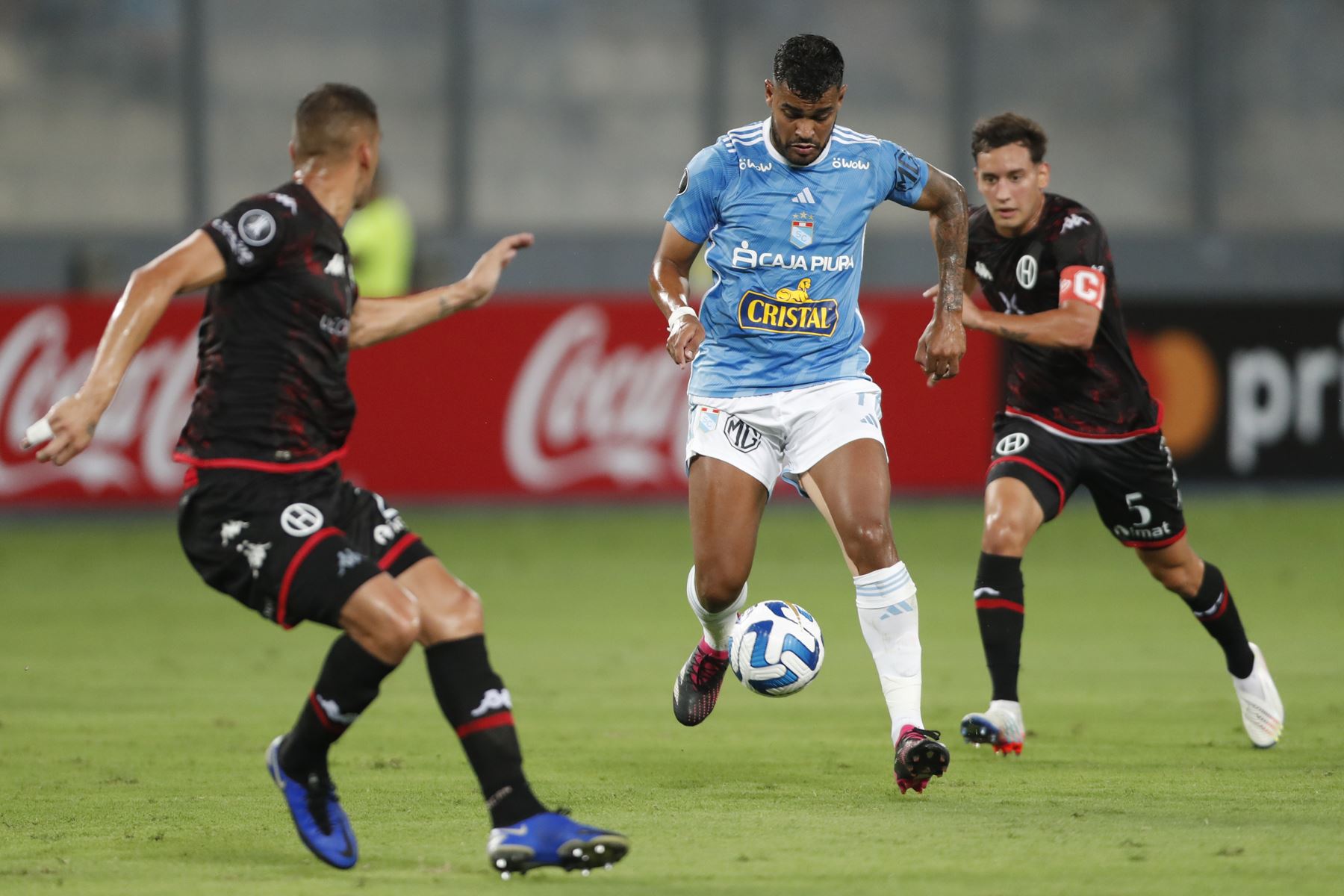 Sporting Cristal y Huracán se enfrentan en el Nacional de Lima. Foto: EFE