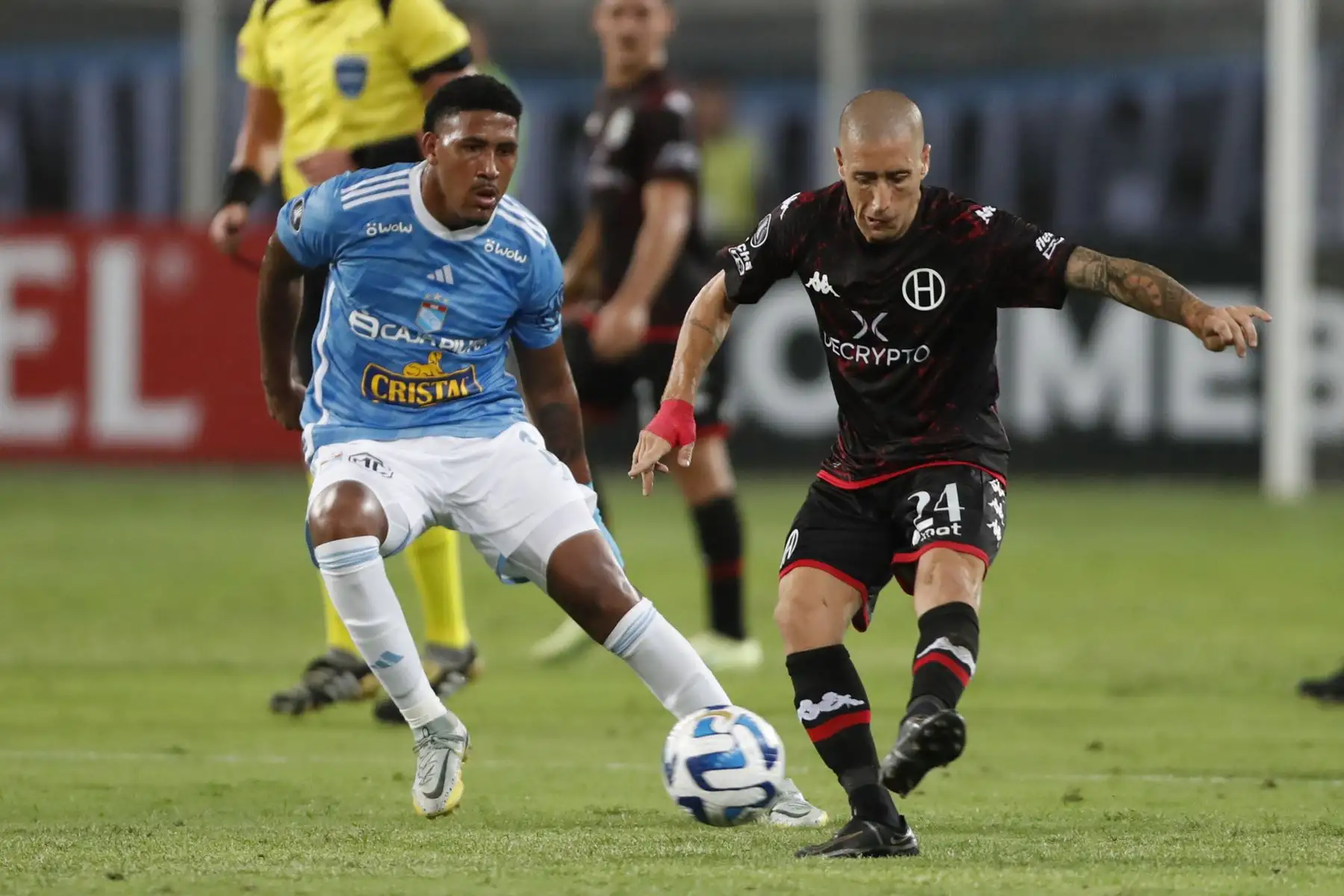 Jesús Castillo de Sporting disputa un balón con Federico Fattore de Huracán hoy, durante un partido de la Copa Libertadores entre Sporting Cristal y Huracán en el estadio Nacional en Lima, Foto; EFE
