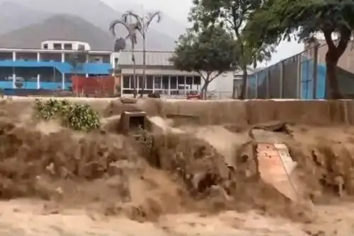 Chaclacayo: nuevo huaico inunda carretera Central y derrumba pared de un colegio. Foto: ANDINA/capturaTV.