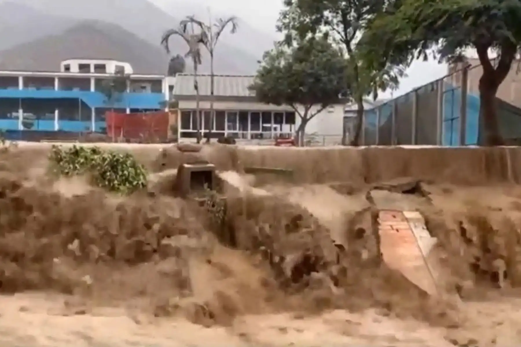 Chaclacayo: nuevo huaico inunda carretera Central y derrumba pared de un colegio. Foto: ANDINA/capturaTV.