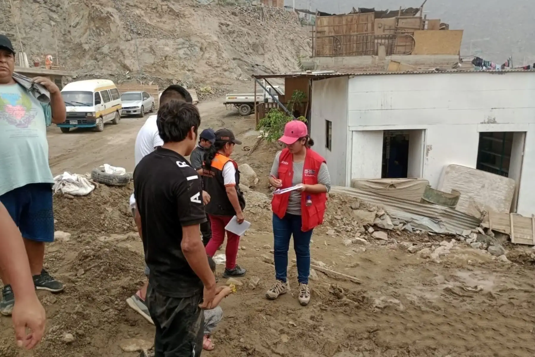 Empadronamiento de familias afectadas por los huaicos, a fin de recibir el bono de 500 soles para que puedan alquilar temporalmente un espacio de vivienda. Foto: Cortesía.