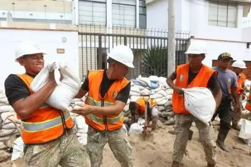 El ministro Jorge Chávez destacó el trabajo de las Fuerzas Armadas, la Policía Nacional, la sociedad civil organizada y la municipalidad de Punta Hermosa. Foto: Mindef