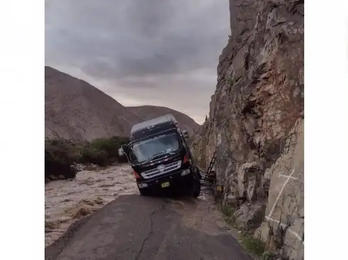 Al menos seis distritos de la provincia de Lucanas, región Ayacucho, quedaron aislados debido a que la carretera que une esa zona quedó severamente dañada a causa de las lluvias intensas.