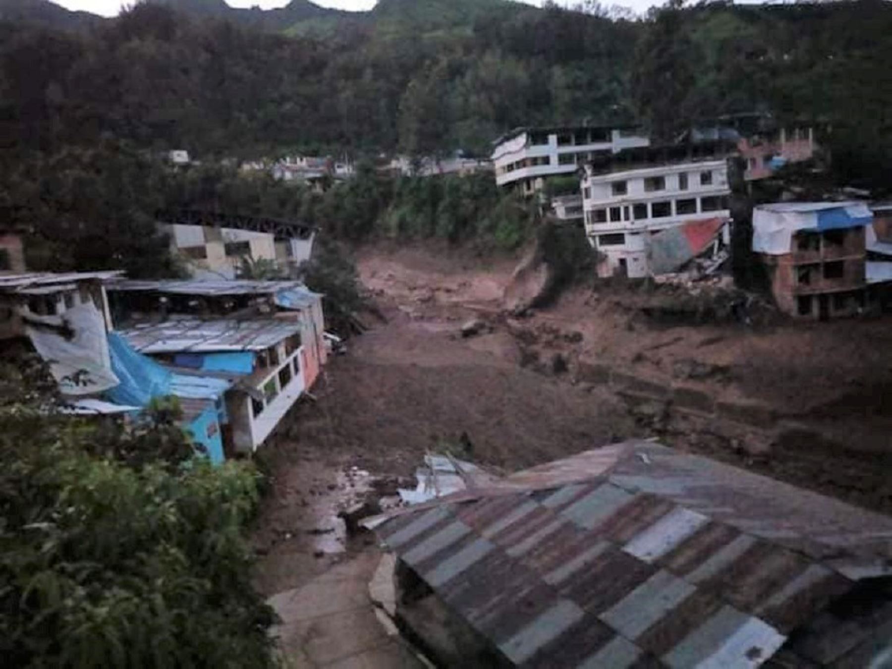 Varias viviendas fueron destruidas en el distrito de Canchaque, en la sierra de Piura, a consecuencia del derrumbe originado por la activación de la quebrada Limón debido a las lluvias intensas. Foto cortesía: Radio La Nueva Huancabamba/Facebook
