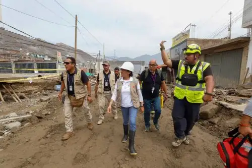 Ministra de Cultura lleva ayuda a afectados por lluvias en Cieneguilla.