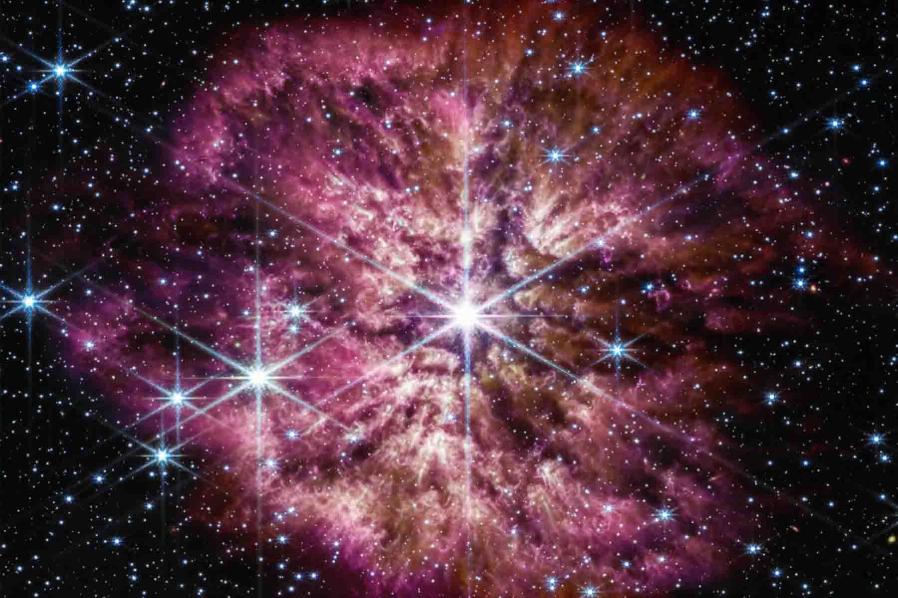 La estrella Wolf-Rayet 124 (WR 124) se destaca en el centro de la imagen compuesta del telescopio espacial James Webb.Foto: NASA, ESA, CSA, STScI, Equipo de producción de Primeras Observaciones Científicas (ERO) de Webb