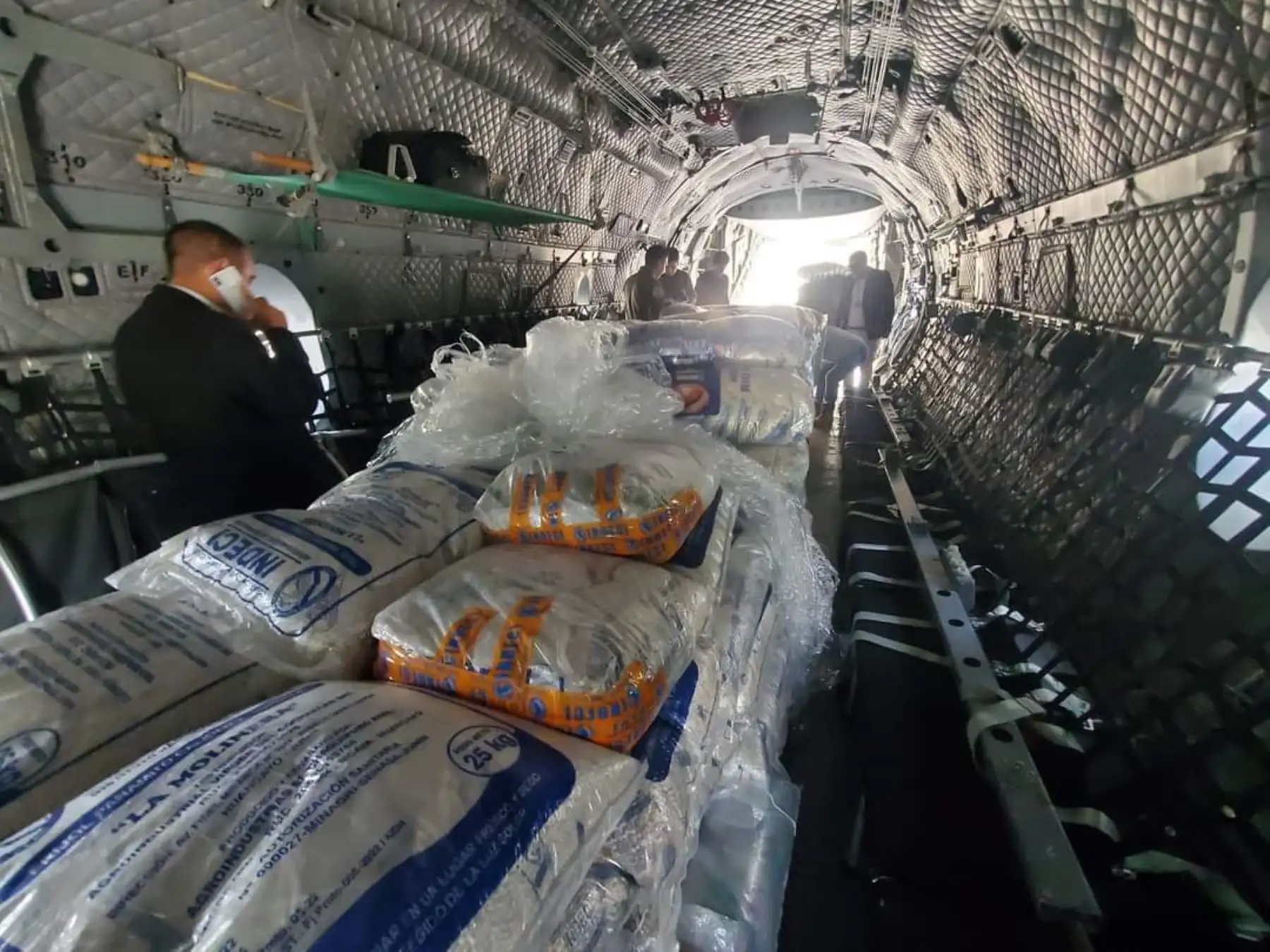 Cuatro toneladas de alimentos trasladó el Ejército a Huaraz, en Áncash, para atender a los damnificados y afectados por las lluvias intensas y huaicos de esta región.