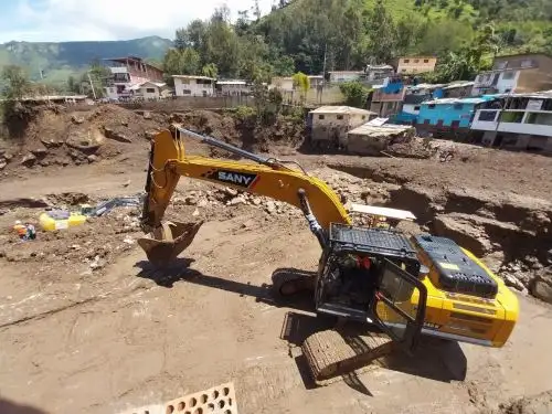Con apoyo de maquinaria pesada realizan labores de limpieza de la vía de acceso al distrito de Canchaque y en las calles de los sectores afectados por el huaico y activación de quebrada en esta zona de la sierra de Piura. ANDINA/Difusión