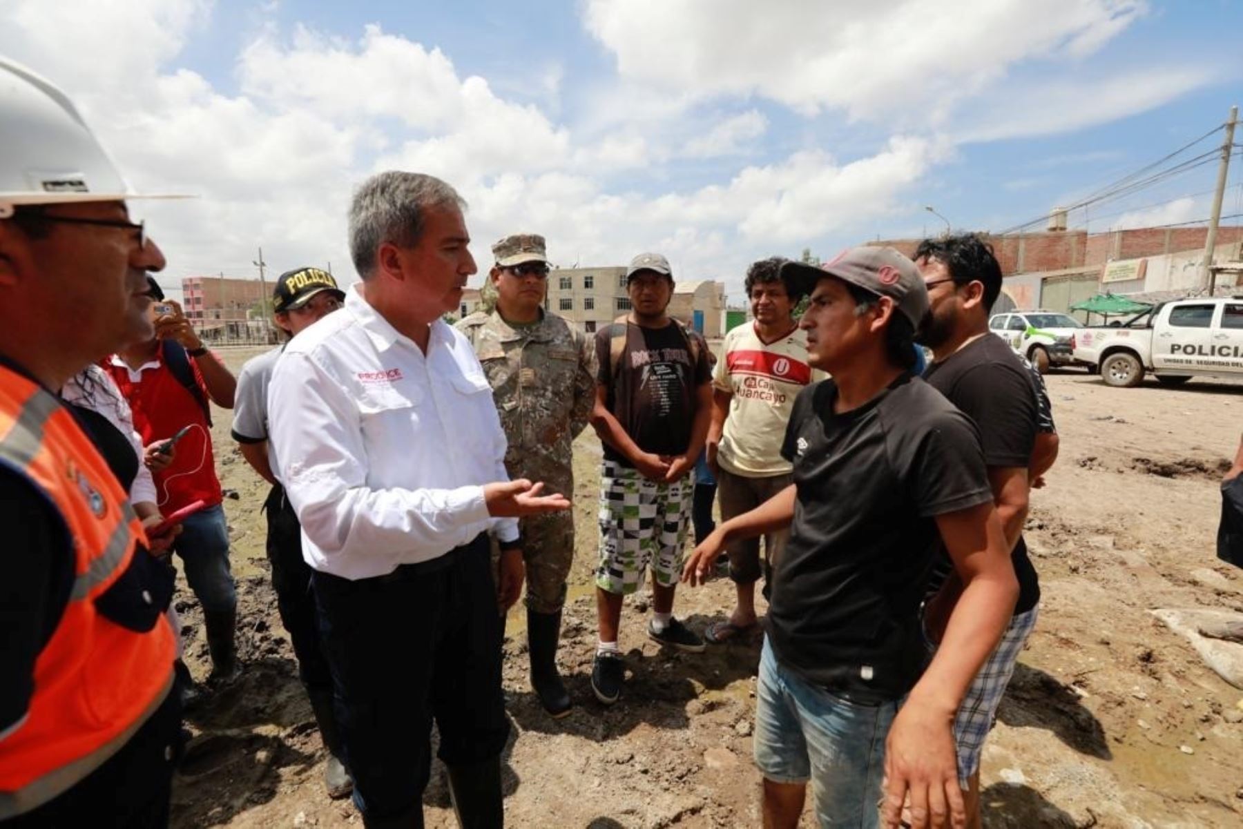 El ministro de la Producción, Raúl Pérez Reyes, coordina con autoridades de Lambayeque la atención a los damnificados por las lluvias extremas en esta región. Foto: Produce/difusión.