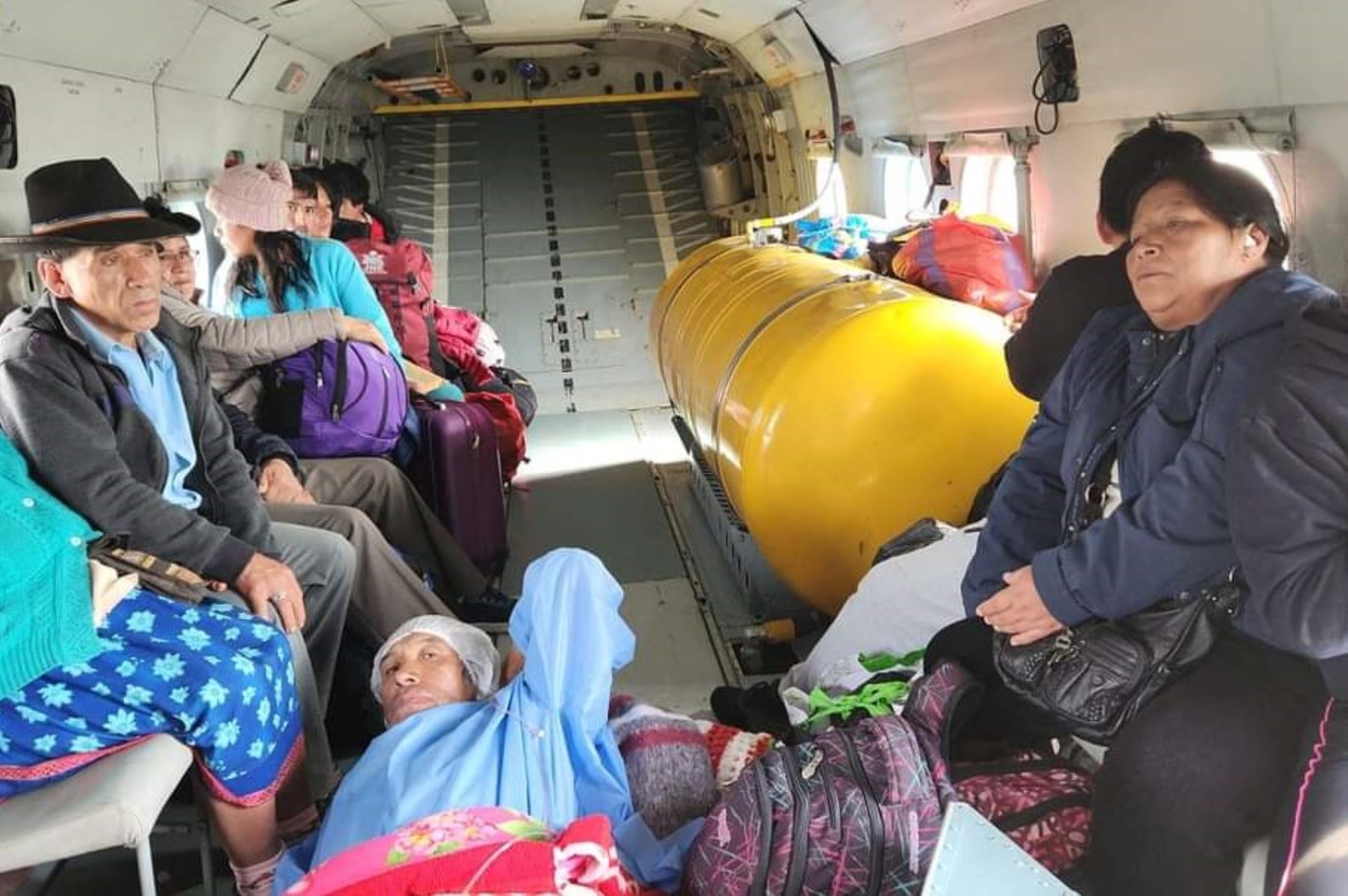 A través del puente aéreo se dispuso que las personas rescatadas sean llevadas al hospital regional de Trujillo, región La Libertad.
