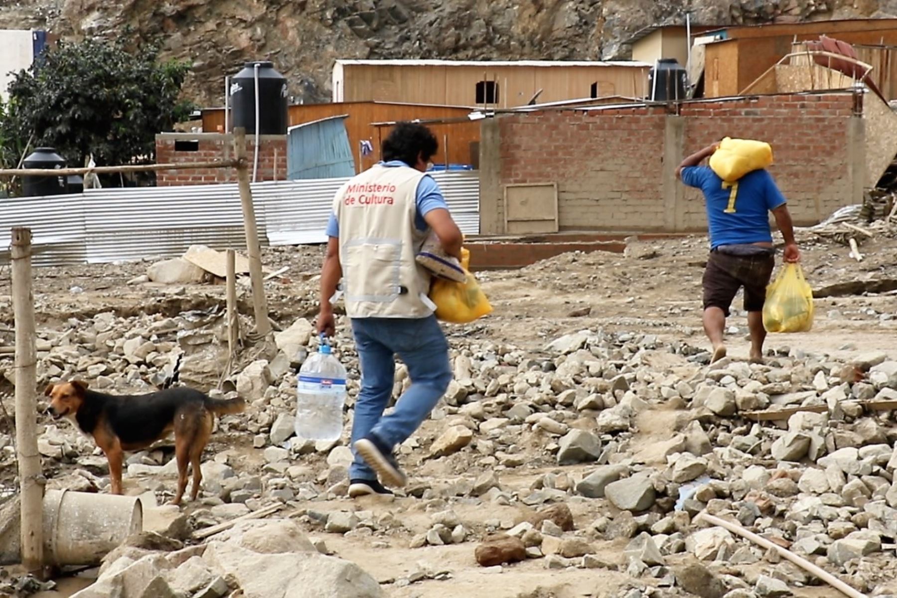 Servidores del Ministerio de Cultura llevaron alimentos y realizaron actividades lúdicas para los damnificados de Cieneguilla. Foto: MINCUL/Difusión