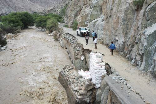200 damnificados y carretera destruida deja caída de huaico en El Ingenio