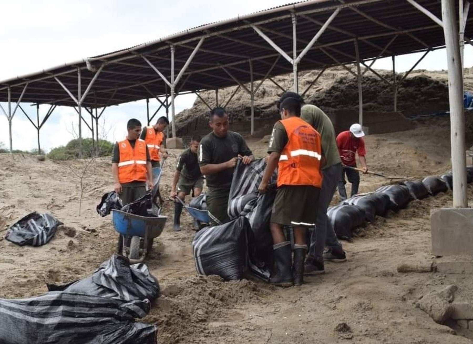 Miembros del Ejército del Perú realizaron trabajos de reforzamiento de defensa en el complejo arqueológico Chotuna Chornancap para prevenir daños ante lluvias intensas que se registran en Lambayeque. ANDINA/Difusión