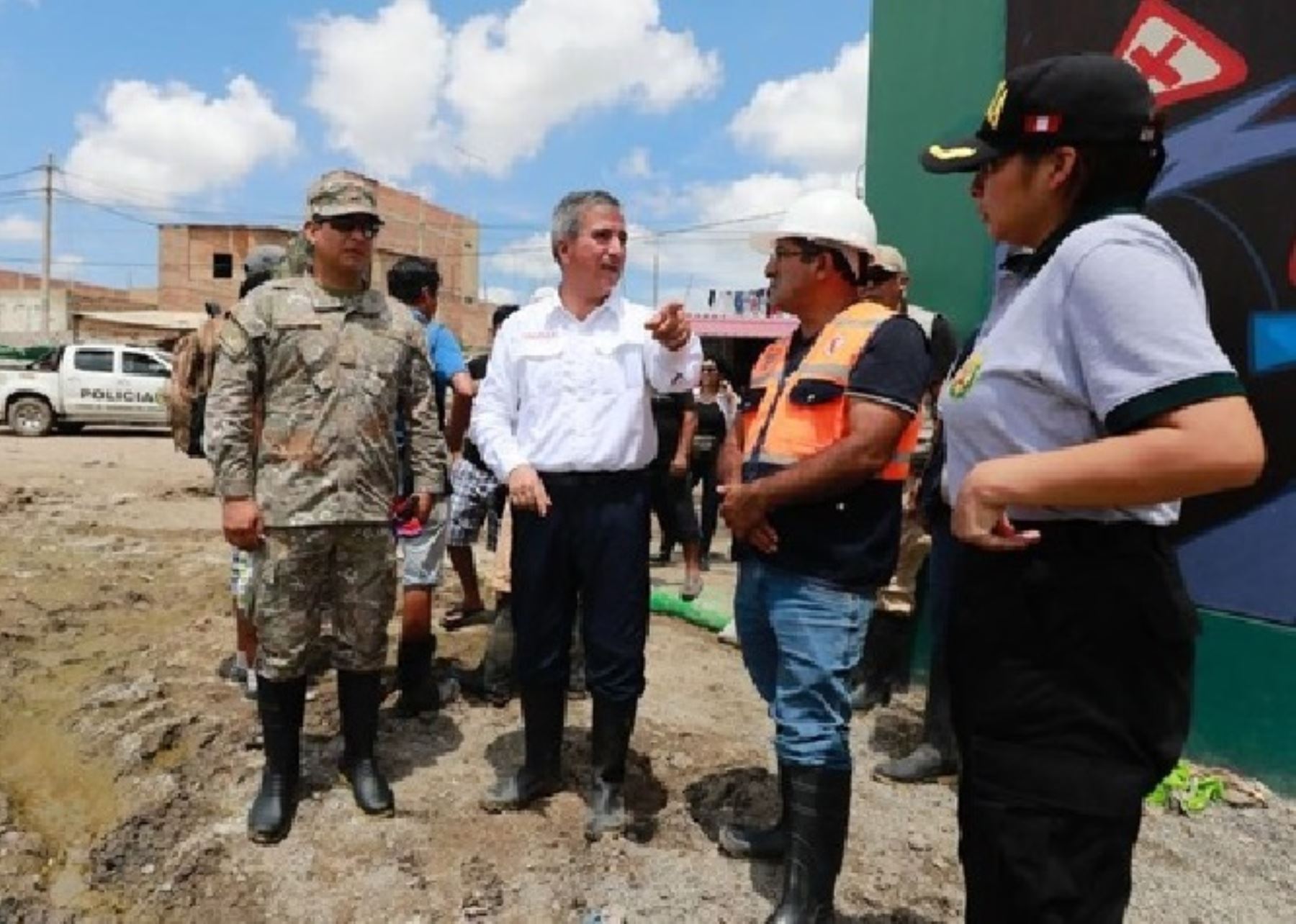 Ministro de la Producción, Raúl Pérez Reyes, supervisó los trabajos de atención de la emergencia en Lambayeque y anunció el envío de más cargamentos de alimentos para atender a la población damnificada por las lluvias intensas.