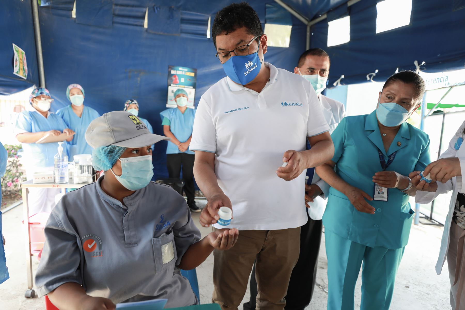 Presidente del Seguro Social supervisó entrega gratuita de repelentes elaborados por EsSalud para evitar propagación del dengue.
Foto: ANDINA/ EsSalud