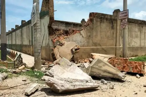 Parte del muro perimétrico del cuartel Coloma del Ejército del Perú ubicado en la ciudad de Tumbes se desplomó tras el fuerte temblor. Foto: Milagros Rodríguez