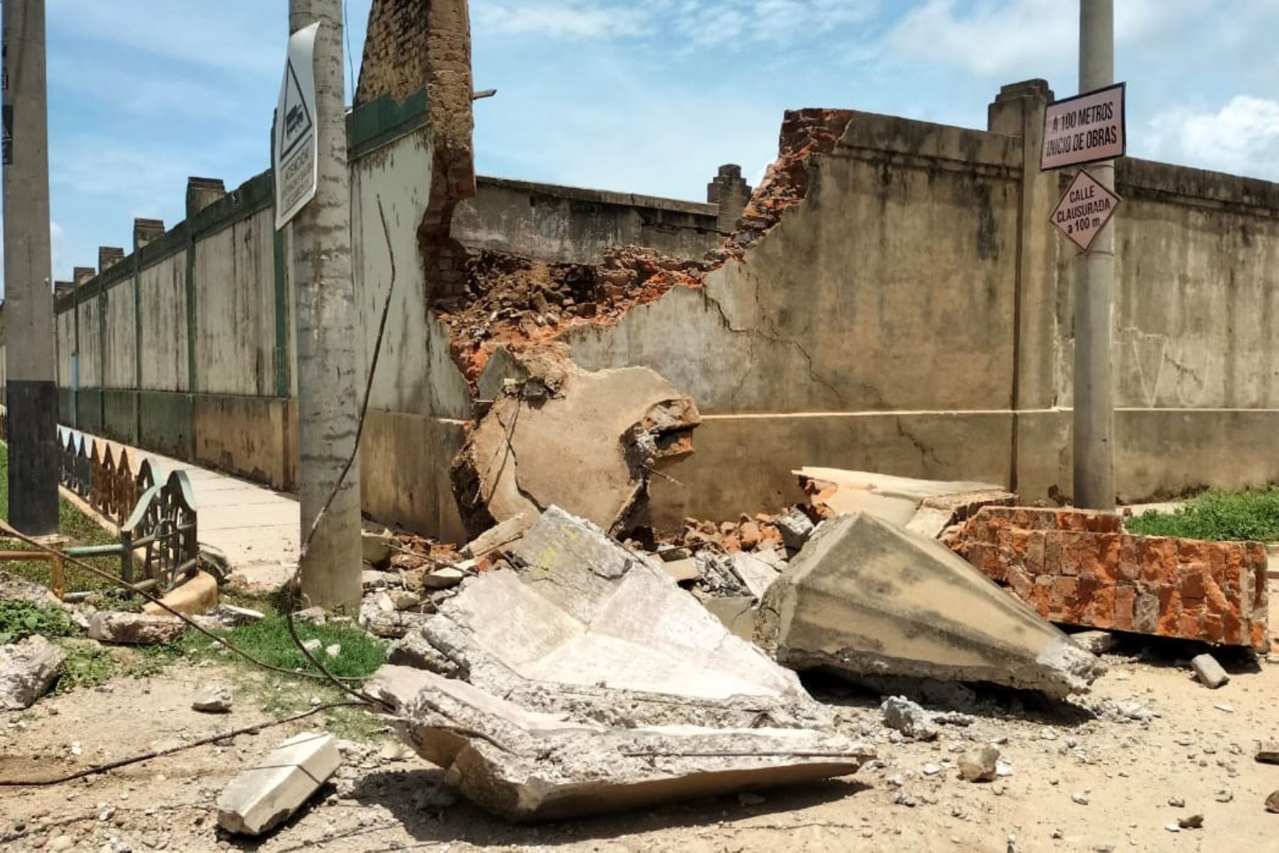Parte del muro perimétrico del cuartel Coloma del Ejército del Perú ubicado en la ciudad de Tumbes se desplomó tras el fuerte temblor. Foto: Milagros Rodríguez