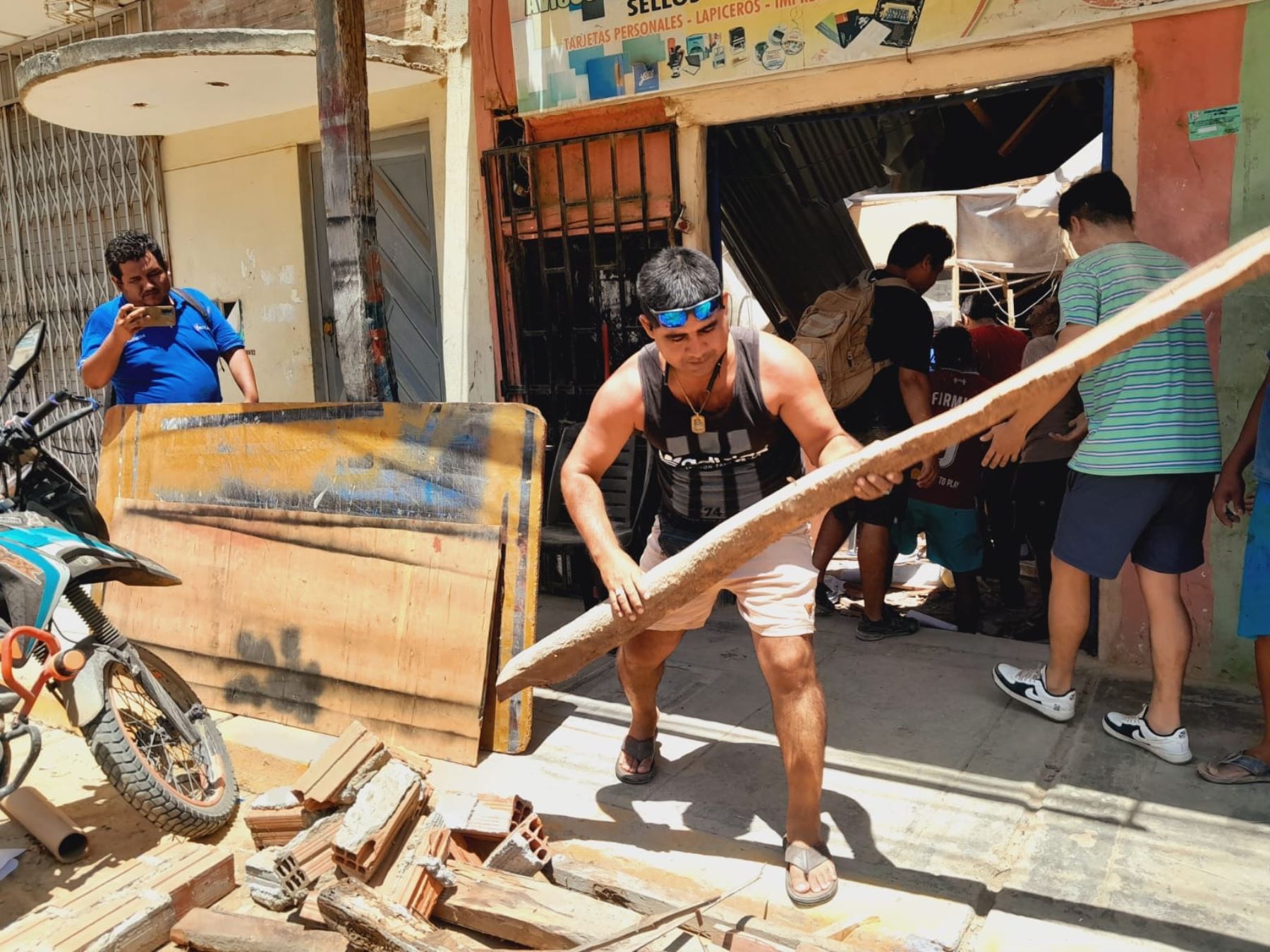Daños en la calle Bolívar tras el temblor de magnitud 7.0 en Tumbes. Foto: ANDINA