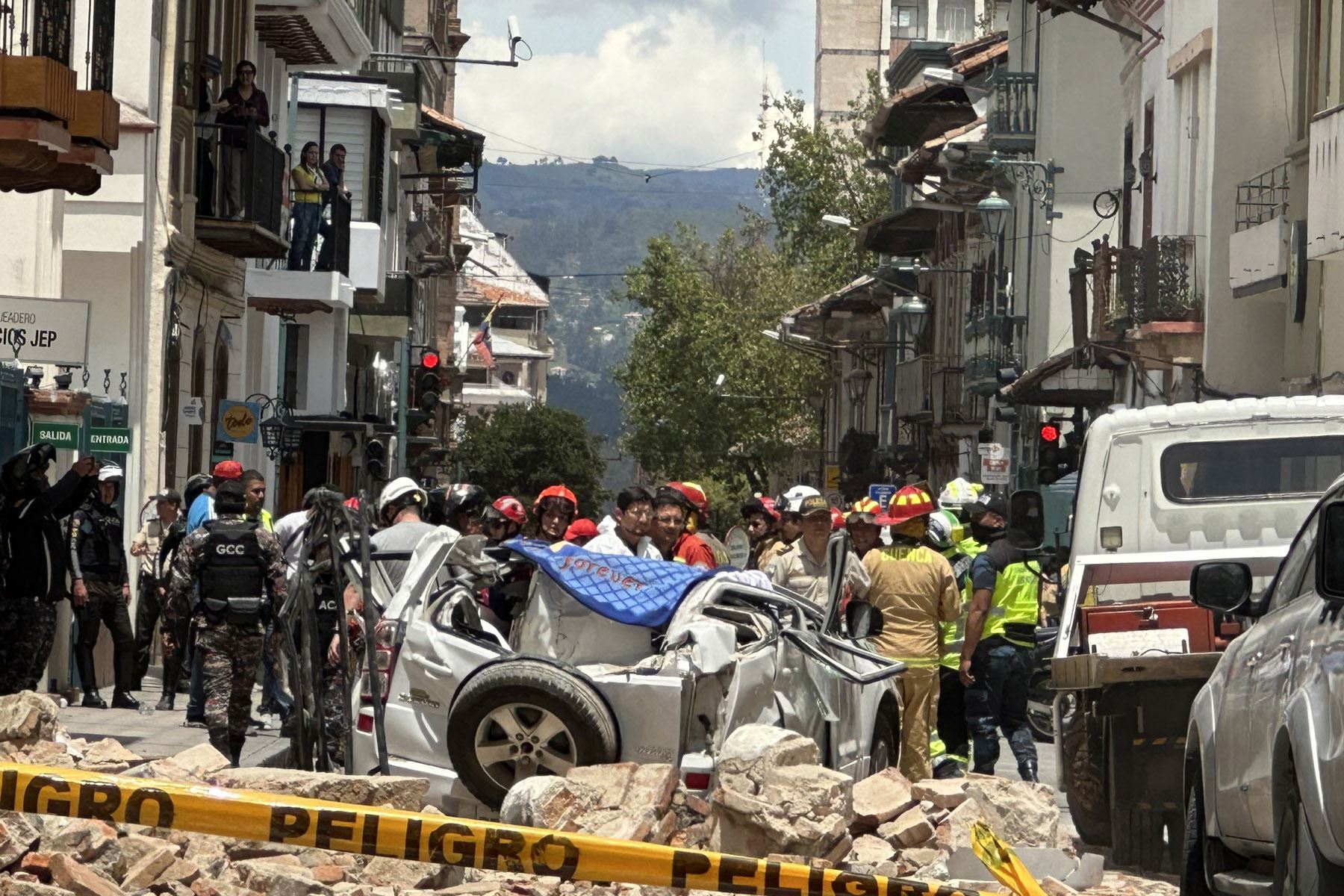 Personas observan los daños ocasionados por el sismo de magnitud 6,5 en la escala abierta de Richter hoy, en la ciudad de Cuenca (Ecuador). Foto: EFE