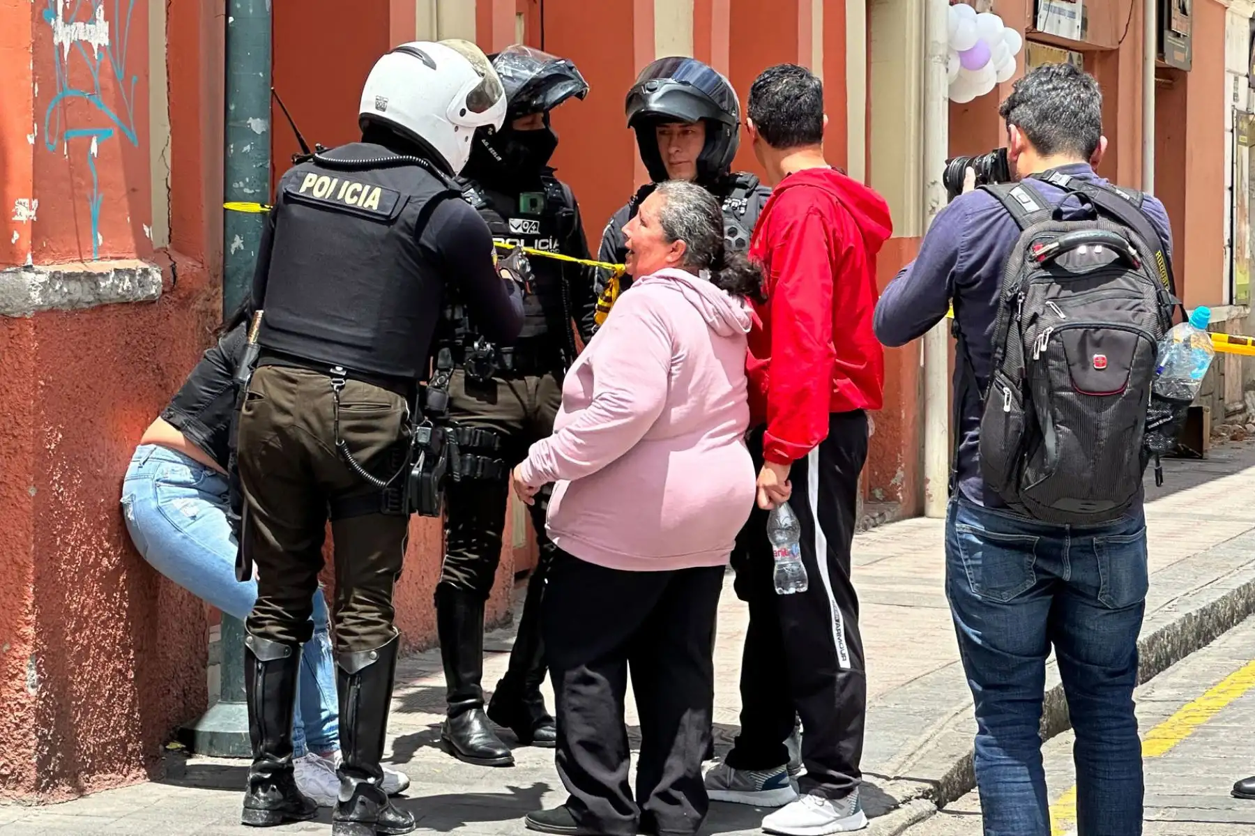 Personas observan los daños ocasionados por el sismo de magnitud 6,5 en la escala abierta de Richter hoy, en la ciudad de Cuenca (Ecuador). Foto: EFE
