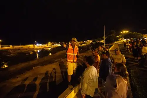 Agentes del serenazgo de Punta Hermosa piden a vecinos evacuar la zona. ANDINA/Tatiana Gamarra