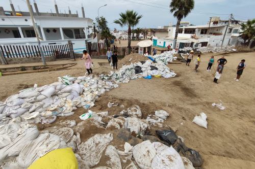 Vecinos de Punta Hermosa realizan trabajos de limpieza y reforzamiento de barreras en sus hogares.
