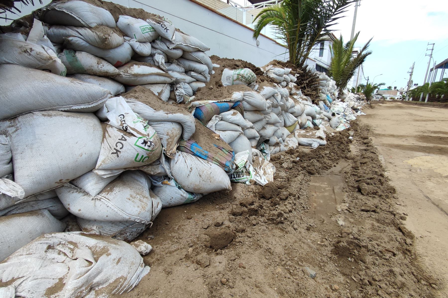 Vecinos de Punta Hermosa realizan trabajos de limpieza y reforzamiento de barreras en sus hogares, luego de los recientes huaycos ocurridos en el distrito, y cómo medida de prevención ante futuros desastres naturales. Foto: ANDINA/Daniel Bracamonte