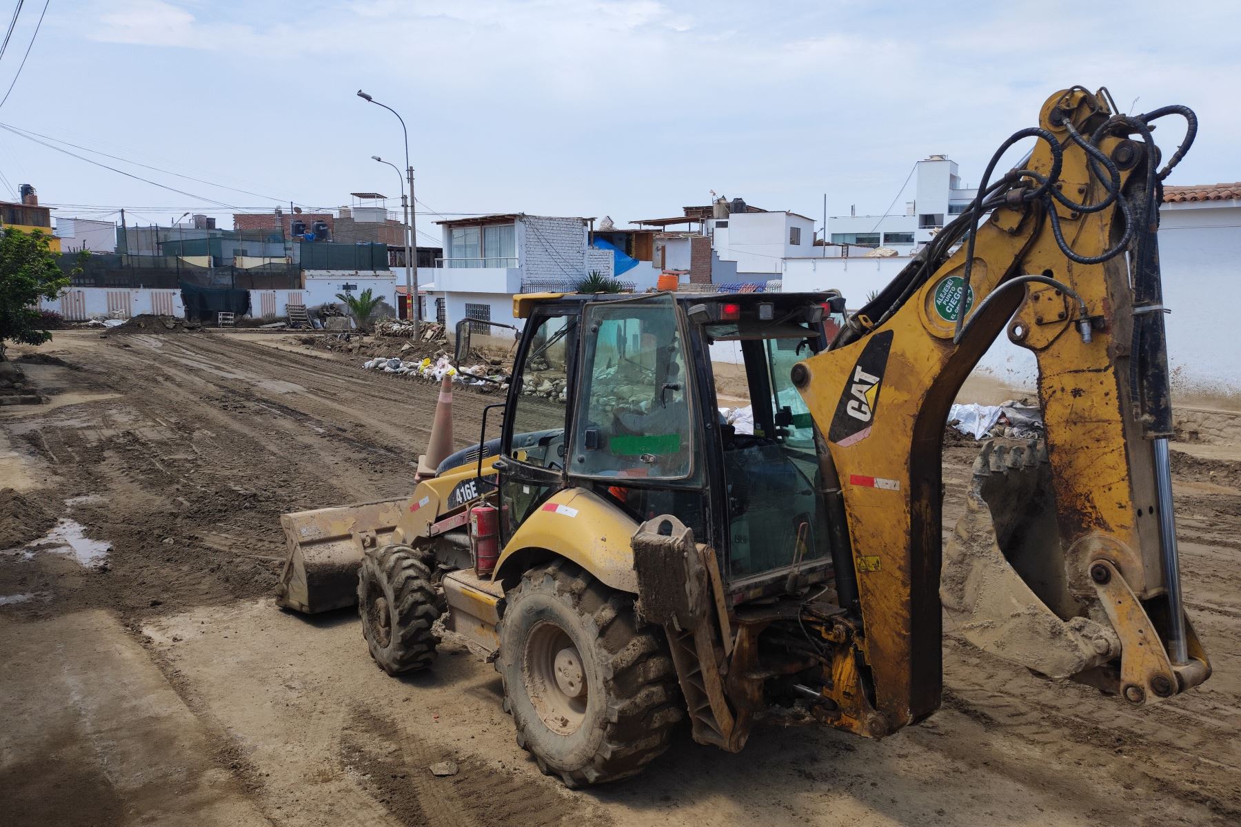 Vehículos de maquinaria pesada se encuentran en Punta Hermosa realizando trabajos de limpieza de calles, tras los huaicos ocurridos días atrás. Foto: ANDINA/Daniel Bracamonte