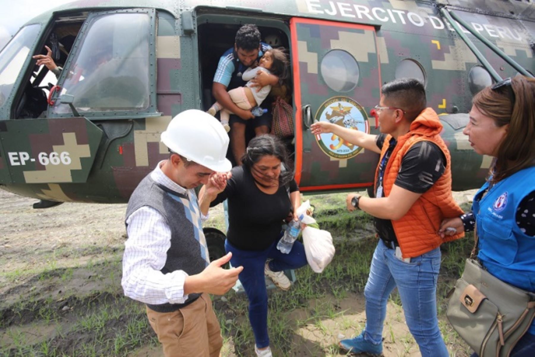 El Ministerio de Defensa dispuso la implementación de un puente aéreo a fin de rescatar a estas personas - ente niños, mujeres y adultos- que hace días intentaban cruzar a Chimbote,