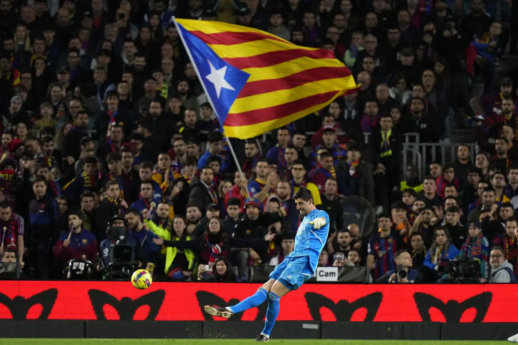 El guardameta del Real Madrid Thibaut Courtois realiza un pase durante el encuentro correspondiente a la jornada 26 de primera división que disputan hoy domingo en el estadio del Spotify Camp Nou, en Barcelona.
Foto: EFE