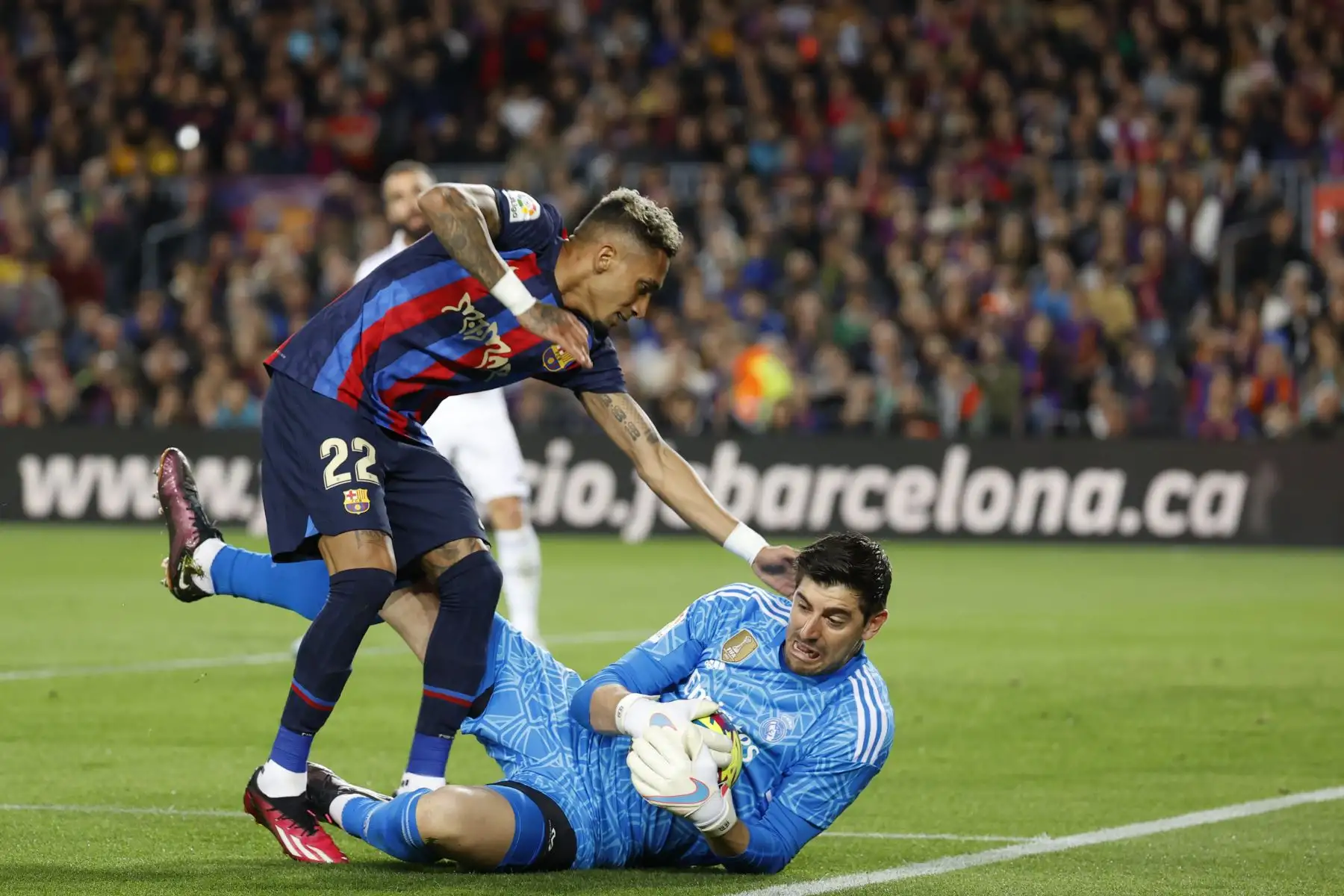 El guardameta del Real Madrid Thibaut Courtois atrapa un balón ante Raphinha, delantero del FC Barcelona durante el encuentro correspondiente a la jornada 26 de primera división que disputan hoy domingo en el estadio del Spotify Camp Nou, en Barcelona.
Foto: EFE