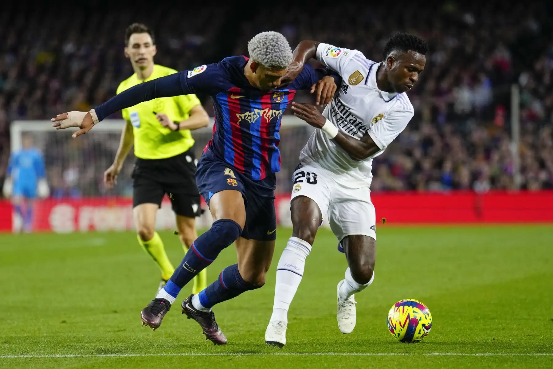 El defensa uruguayo del FC Barcelona Ronald Araujo lucha con el brasileño Vinicius Jr., del Real Madrid, durante el encuentro correspondiente a la jornada 26 de Liga en Primera División que FC Barcelona y Real Madrid disputan hoy domingo en el Camp Nou, en Barcelona.
Foto: EFE