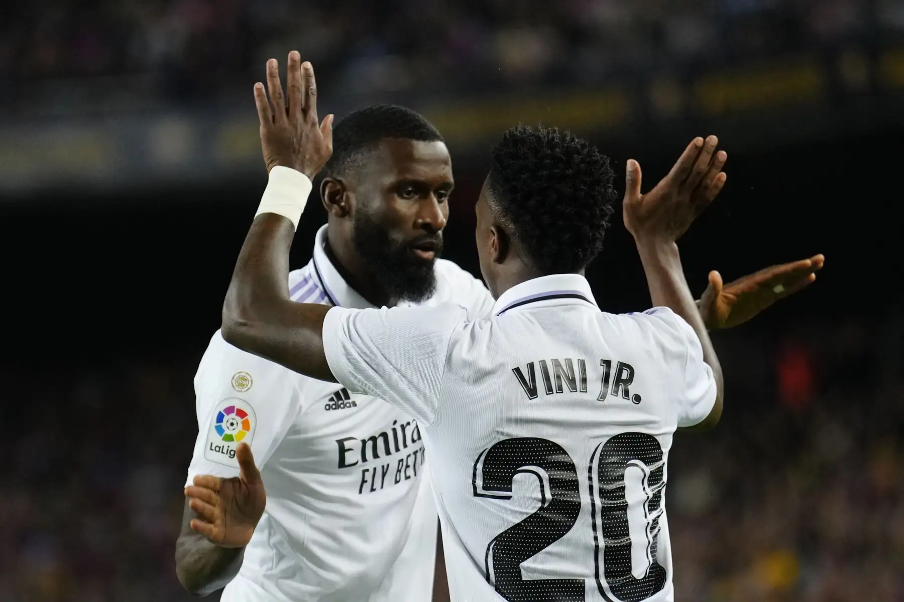 El delantero brasileño del Real Madrid, Vinicius Jr., celebra una acción con su compañero, el defensa alemán Antonio Rüdiger durante el encuentro correspondiente a la jornada 26 de primera división que disputan hoy domingo en el estadio del Camp Nou, en Barcelona.
Foto: EFE