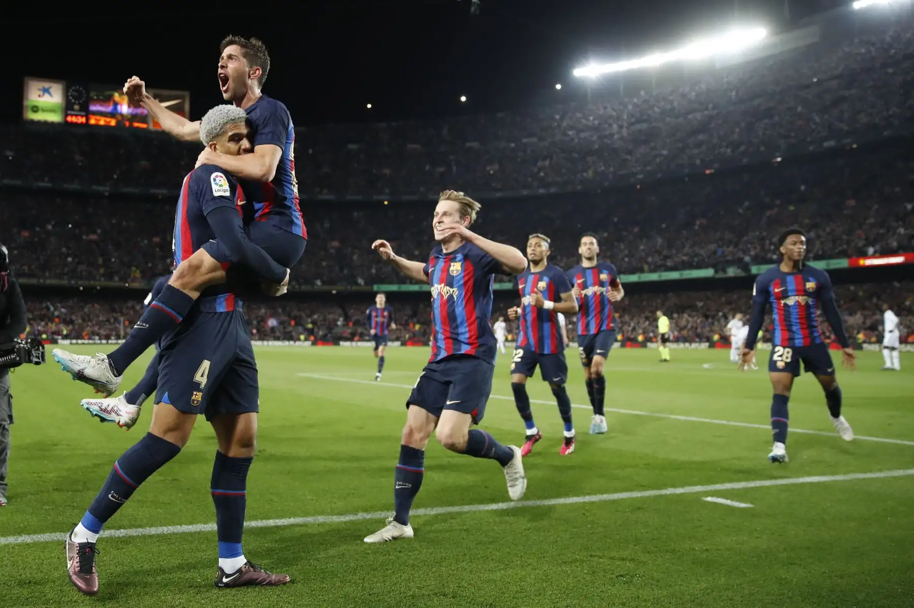 El centrocampista del FC Barcelona Sergi Roberto celebra con Ronald Araújo su gol durante el encuentro correspondiente a la jornada 26 de Liga en Primera División que FC Barcelona y Real Madrid disputan hoy domingo en el Camp Nou, en Barcelona.
Foto: EFE