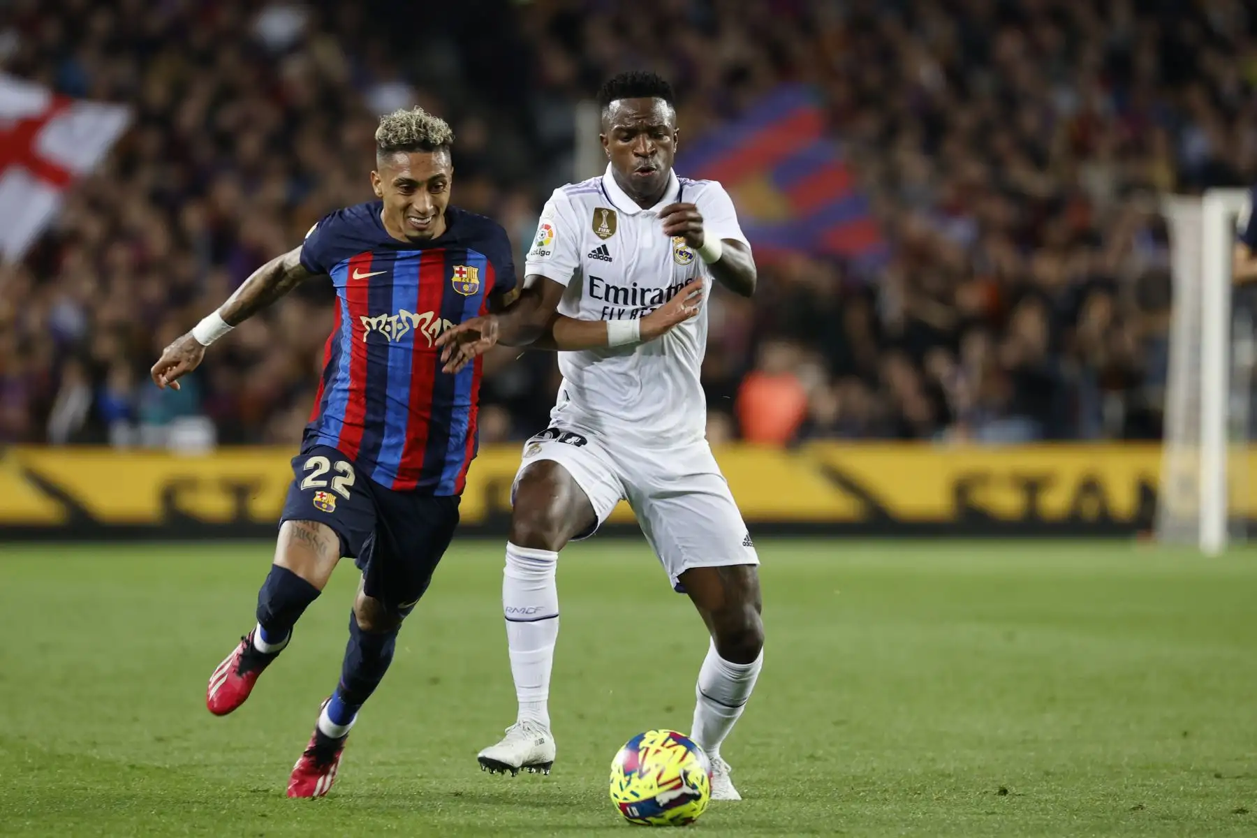 El delantero brasileño del Real Madrid, Vinicius Jr., disputa el balón ante el delantero brasileño del FC Barcelona, Raphinha, durante el encuentro correspondiente a la jornada 26 de primera división que disputan hoy domingo en el estadio del Camp Nou, en Barcelona.
Foto: EFE